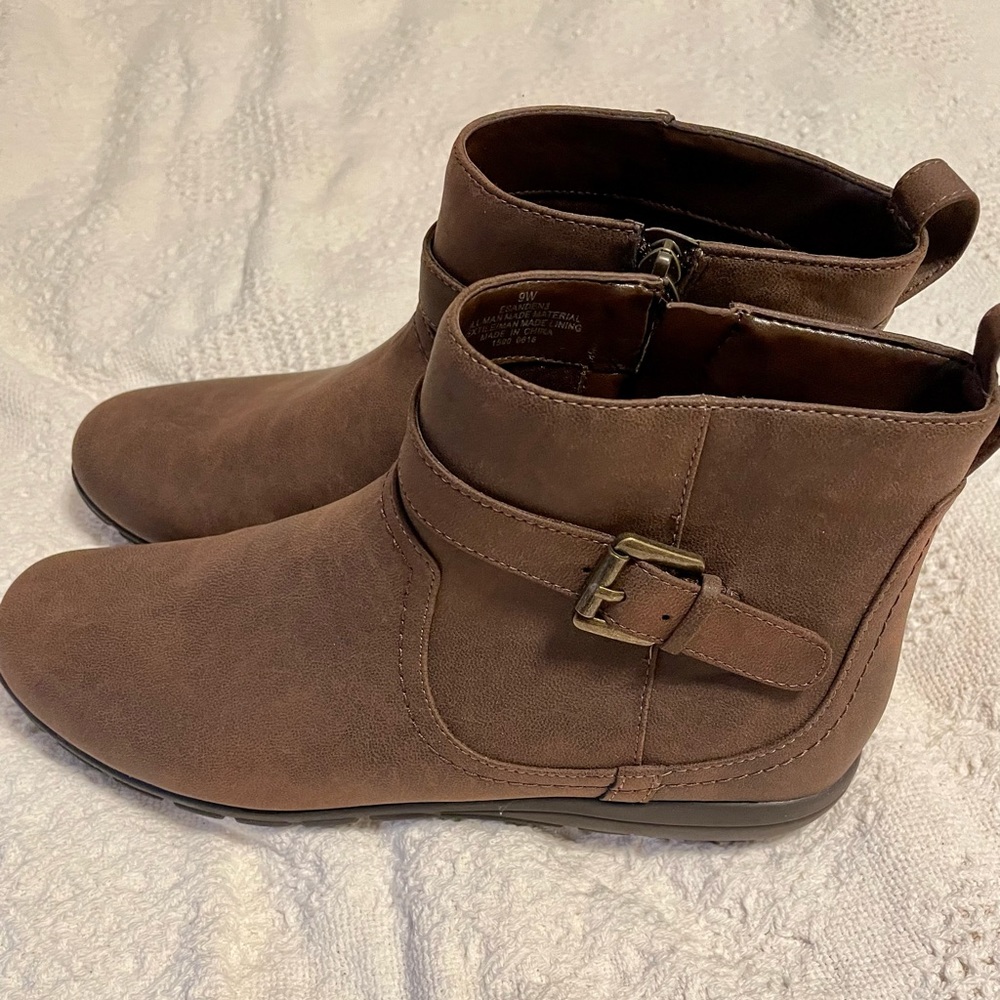 Brown Easy Spirit boots